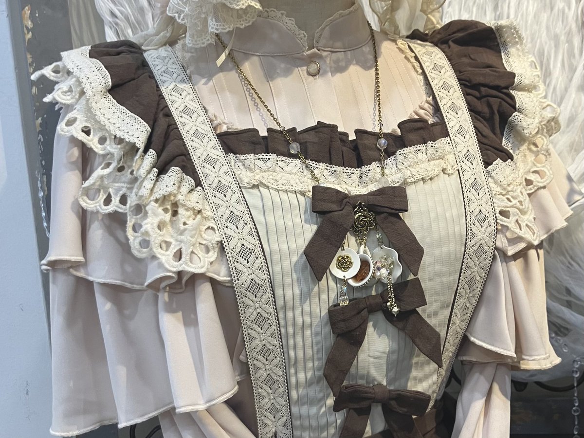 HoshibakoWorks1's tweet image. \\8/17まで//
🧸𝕊𝕌𝕄𝕄𝔼ℝ 𝕊𝔸𝕃𝔼開催中🧸
対象商品が10%OFFでお買い物できちゃうチャンス🛍️
セール対象おすすめシリーズ
【キャラメルカヌレ】
やさしいベージュとたっぷりフリル、連なるリボンが𝓬𝓾𝓽𝓮なシリーズ🍫
#グランバ にお越しの皆様も是非 #星箱原宿店 にお立ち寄りください👒