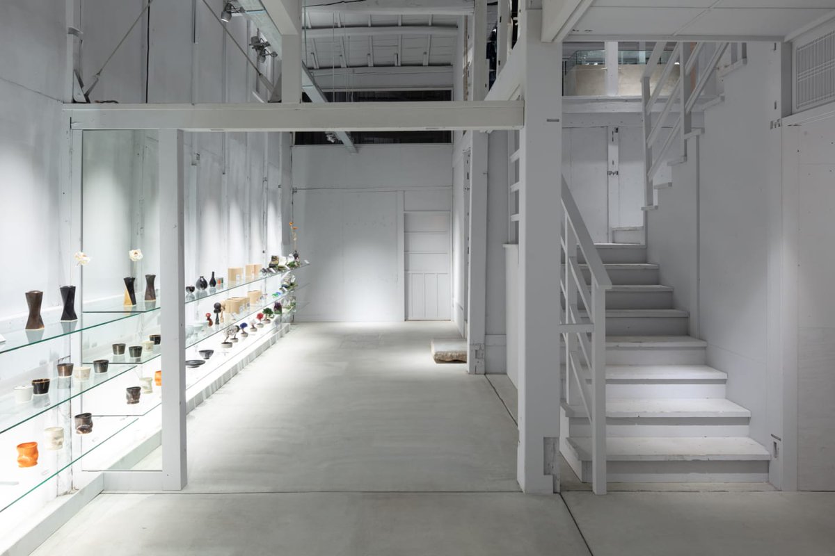 axismag's tweet image. TOKYO BASEは、同社が運営するコンテンポラリースーベニアショップ「GOOD EDITION」の2号店を、京都市中京区にて2025年6月にオープン。

内外装のデザインは、神谷修平が率いる建築設計事務所 カミヤアーキテクツが手がけました。
axismag.jp/posts/2025/07/…