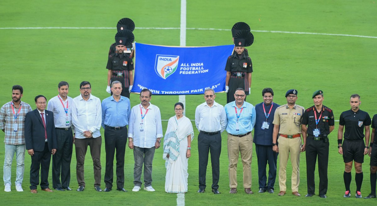 easterncomd's tweet image. #ইন্ডিয়ানঅয়েল ডুরান্ডকাপ-এর ১৩৪তম সংস্করণের সূচনা ২৩ জুলাই ২০২৫ এক রোমাঞ্চকর ম্যাচের মাধ্যমে হয়, যেখানে ইমামী ইস্ট বেঙ্গল এফসি এবং সাউথ ইউনাইটেড এফসি মুখোমুখি হয়। এই ম্যাচটি #কলকাতাস্থিত #বিবেকানন্দ যুবভারতী ক্রীড়াঙ্গন (সল্ট লেক স্টেডিয়াম)-এ অনুষ্ঠিত হয়।
এই বিশেষ উপলক্ষে…