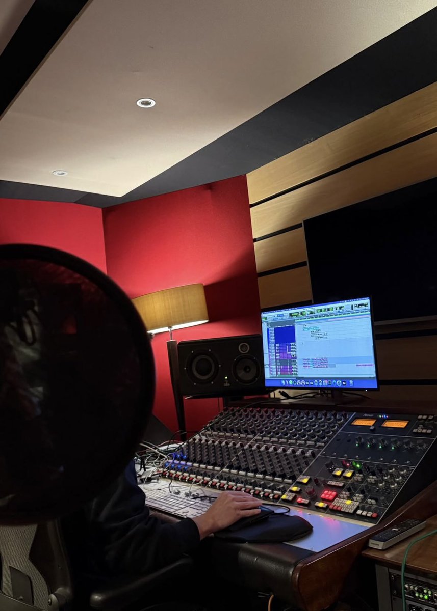 CtrlFactor's tweet image. SZA is currently in the studio 🎙️