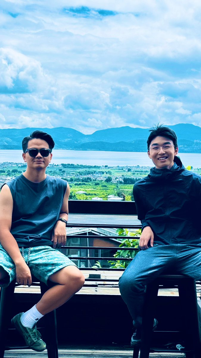 xbanboo's tweet image. 跟 4 个月前我俩在深圳的合照对比已经大变样，我说的是我😅 @HroyhongHong