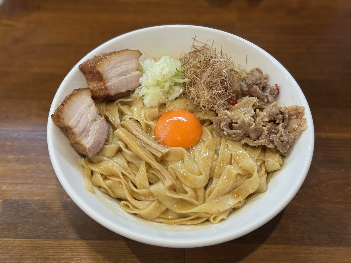 berrrrick's tweet image. 自家製麺ラカン
ワシワシ肉油そば(極太ストレート変更)+鶏油
連日激混みのお店へようやく🥺
もちもちストレート麺に濃いめの味付けでご飯食べたくなった笑
美味い🍜🍜🍜