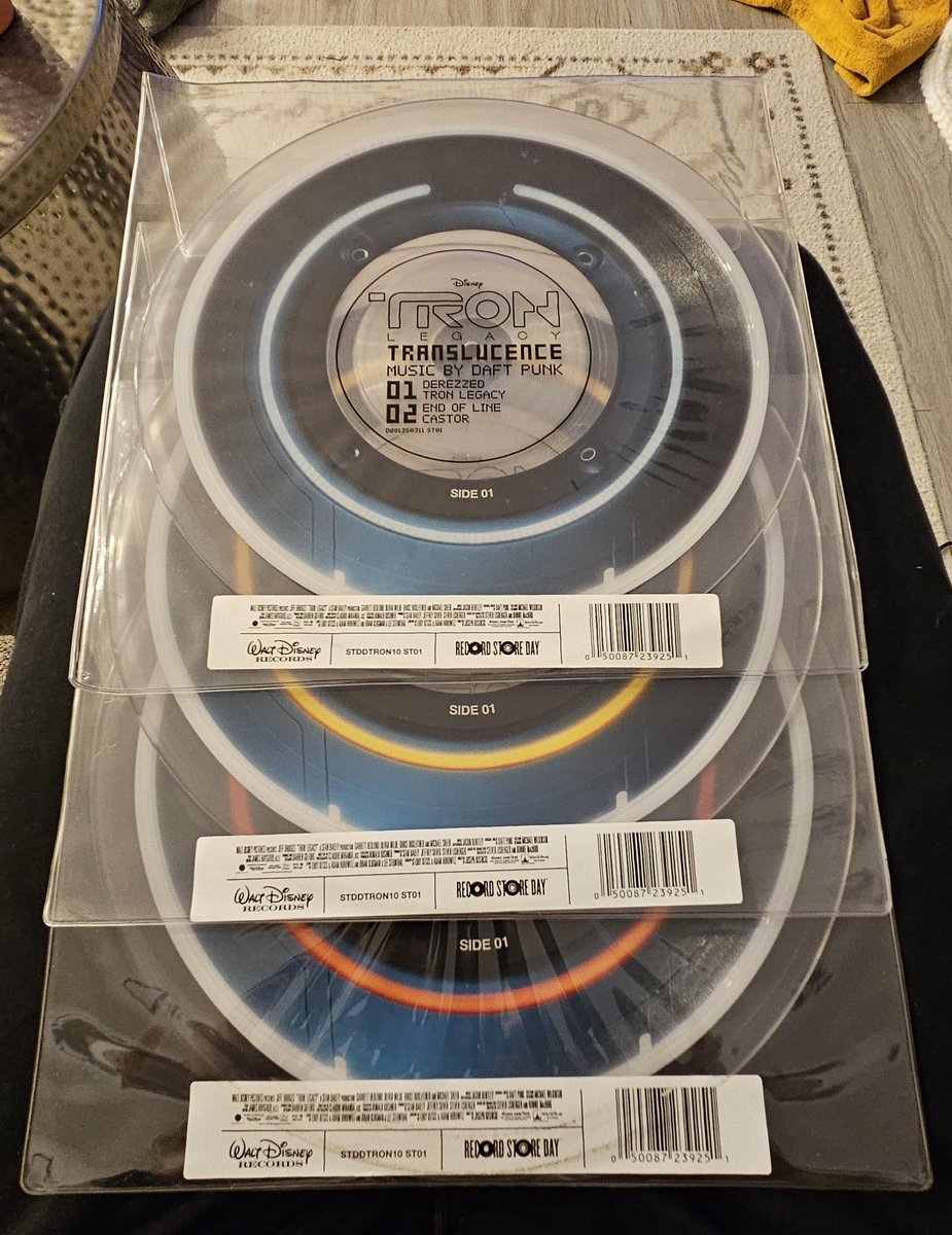 canadas_alvaro's tweet image. Tron Legacy | Daft Punk
Vinilos translúcidos de 10”
(Record Store Day 2011)
|
Tron: Ares | NIN
‘As Alive as you Need Me To Be’ 7”
(San Diego Comic Con 2025)