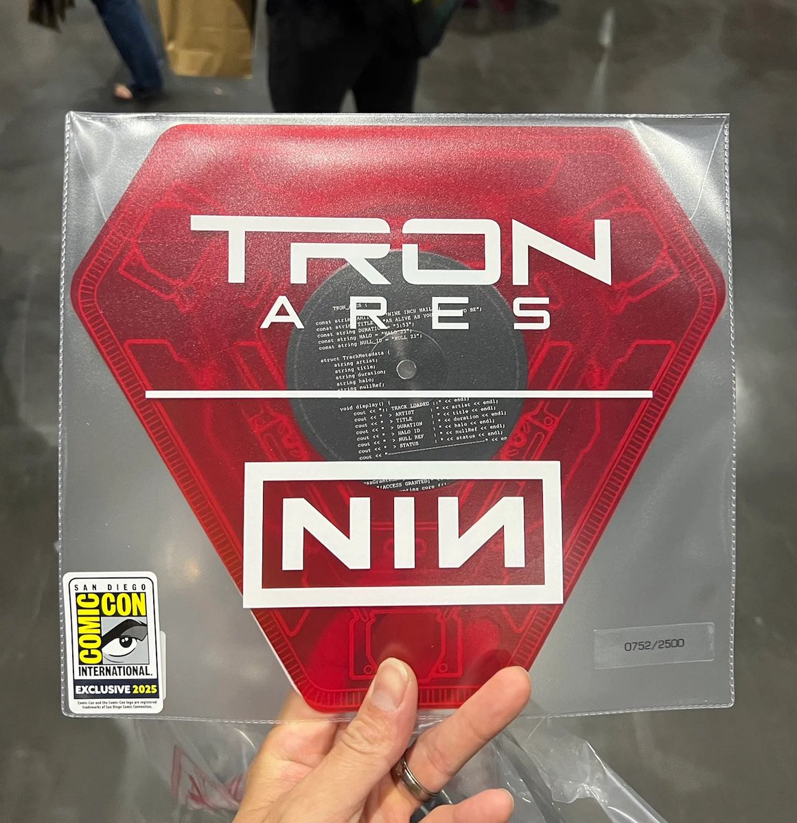 canadas_alvaro's tweet image. Tron Legacy | Daft Punk
Vinilos translúcidos de 10”
(Record Store Day 2011)
|
Tron: Ares | NIN
‘As Alive as you Need Me To Be’ 7”
(San Diego Comic Con 2025)
