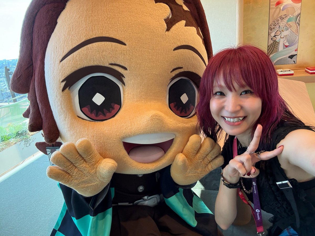 LiSA_OLiVE's tweet photo. #竈門炭治郎 さんと、#胡蝶しのぶ　さん、#冨岡義勇　さんも、#残酷な夜に輝け　発売日に駆けつけてくれましたっ‥！！
本当に総力戦だ‥！
鬼滅の刃 竈門炭治郎 立志編からご一緒させていただいて、ついに無限城編へ。ずっとみんなと共に成長しながらむかえた無限城編。最後まで見届けます。

本日7/24 19:00～開催の「アニメ「#鬼滅の刃 」主題歌MV集一挙視聴会」。
https://t.co/tJU0MdvACR

そして、#残酷な夜に輝け　のMVは19:50頃からプレミア公開です！📺
みんなで一緒に無限城へ！
集合お願いしますっ☻
https://t.co/r37EtIt2zk

#無限城編　#鬼滅の刃