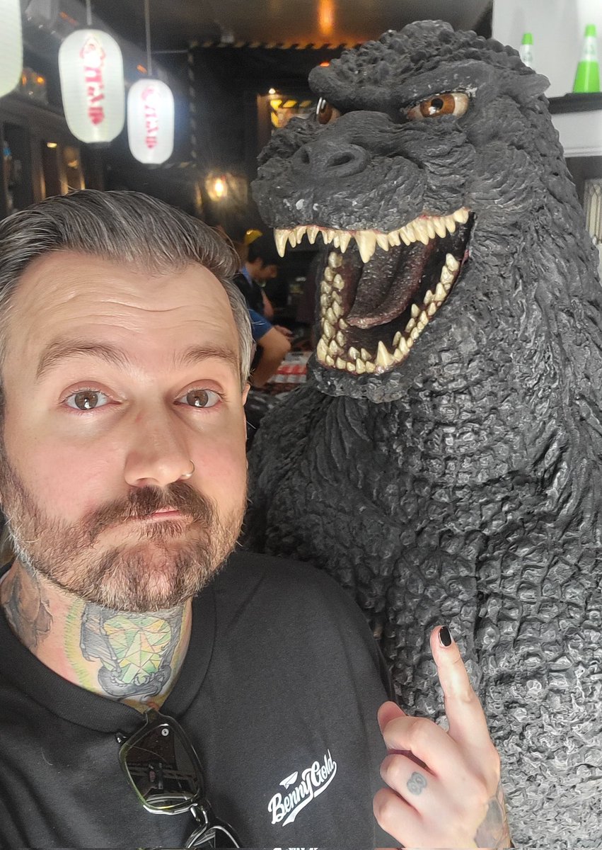 JoshBLevesque's tweet image. the biggest celebrity I saw outside ComicCon today