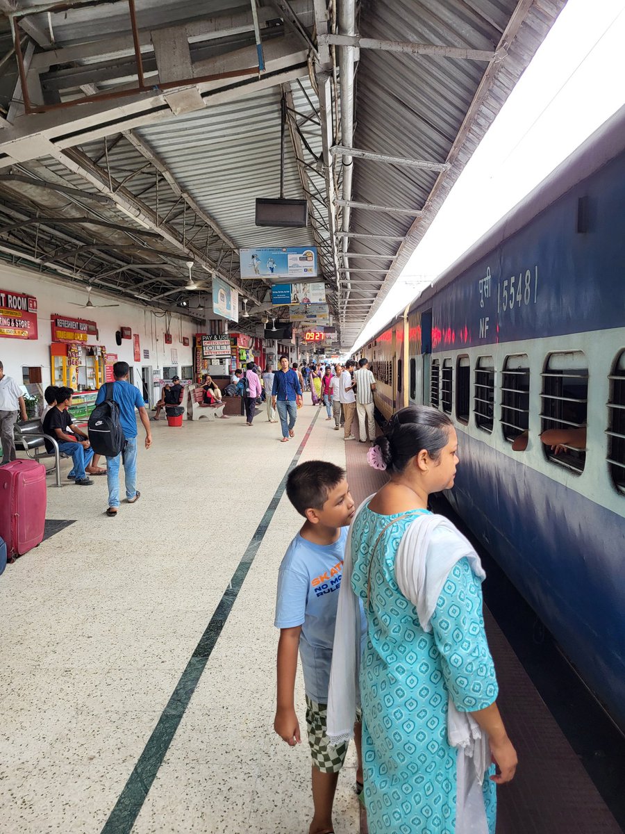 @drmrny <a href="/gmnfr/">joehuare manuel</a> <a href="/himantabiswa/">Himanta Biswa Sarma</a> <a href="/AshwiniVaishnaw/">Ashwini Vaishnaw</a> <a href="/crb/">CRB</a> <a href="/IR_EDCHG/">RB EDCHG</a> <a href="/Railwhispers/">RAILWHISPERS</a> <a href="/RailwaySeva/">RailwaySeva</a> <a href="/RailMinIndia/">Ministry of Railways</a>  Thanks to all concerned for keeping RANGIYA JN /RNY DIVN/ASSAM/NFR indoor floor clean. Significantly not a single water vending machine is given for users. DHIKKAR to whom then?