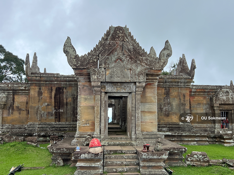 thmeythmey's tweet photo. លោក គង់ ពុទ្ធិការ៖ ប្រាសាទព្រះវិហារកំពុងប្រឈមការប៉ះទង្គិចដោយសារគ្រាប់ផ្លោងពីភាគីថៃ 

អានបន្ថែម៖ https://t.co/HVpS8DwVmE https://t.co/v7p5VEKR2m