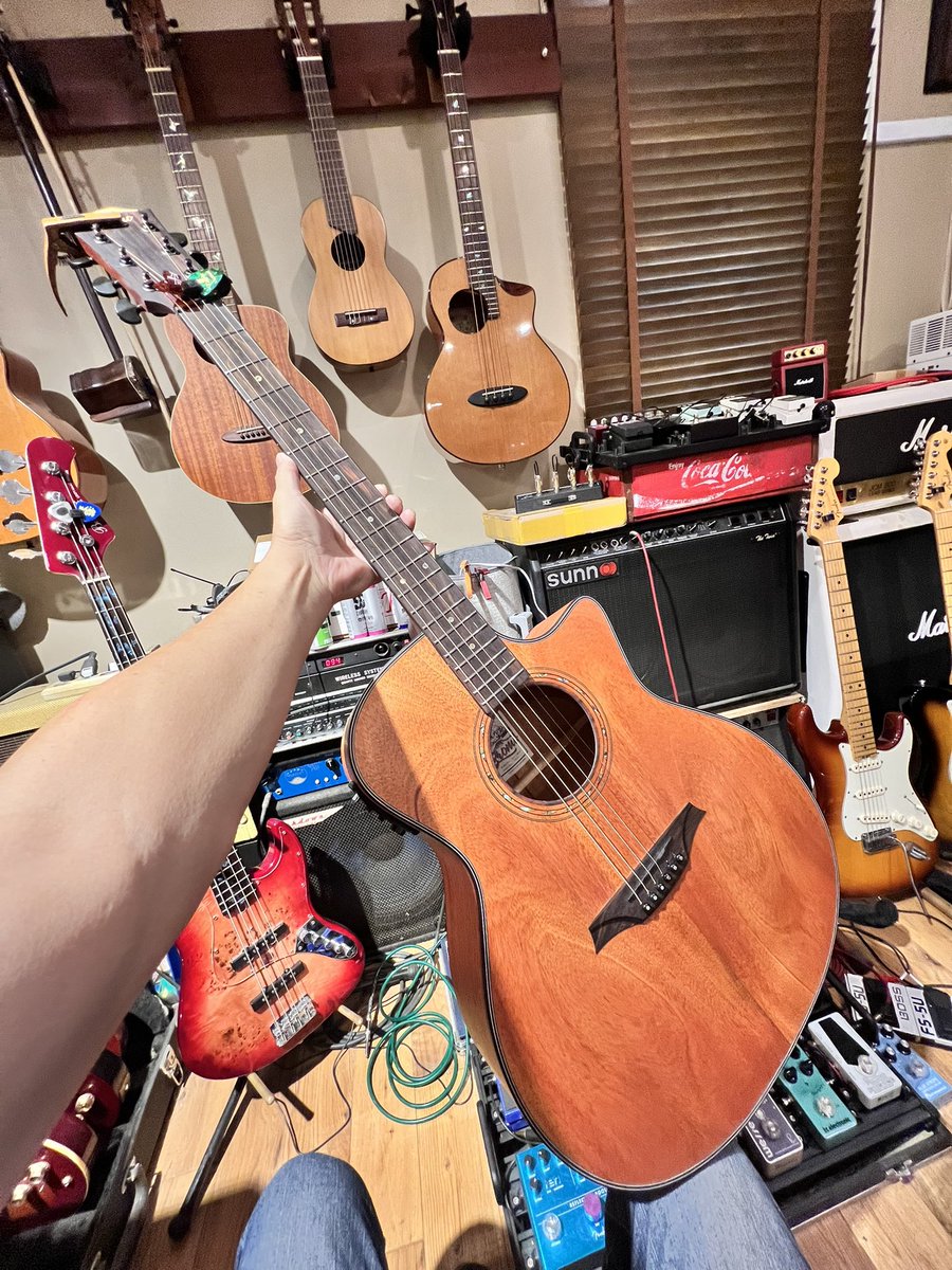 HowaSeiki's tweet image. アコギが増えたw