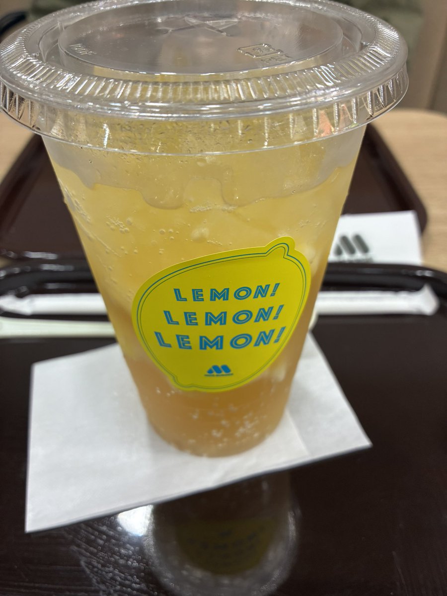 1cskt's tweet image. 麻貴ちゃんが飲んでた丸ごとレモンジンジャエール🍋
#3時のモス
#モスバーガー
