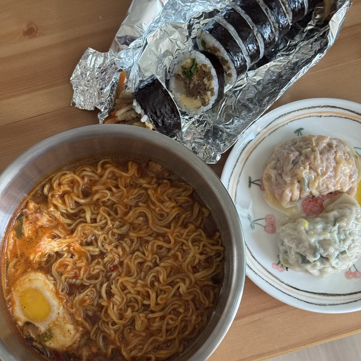 점심으로 남은 만두와 라면에 김밥