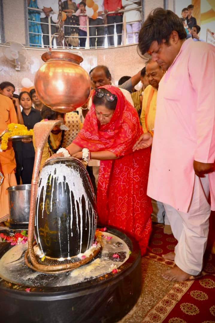 DushyantDholpur's tweet image. हर-हर महादेव !
समस्त देशवासियों को हरियाली व खुशहाली के प्रतीक पर्व हरियाली अमावस्या की हार्दिक शुभकामनाएं। ईश्वर आप सभी की मनोकामनाएं पूर्ण करें तथा देश में धन-धान्य के भंडार हमेशा भरे रहें।
#HariyaliAmavasya #HarHarMahadev