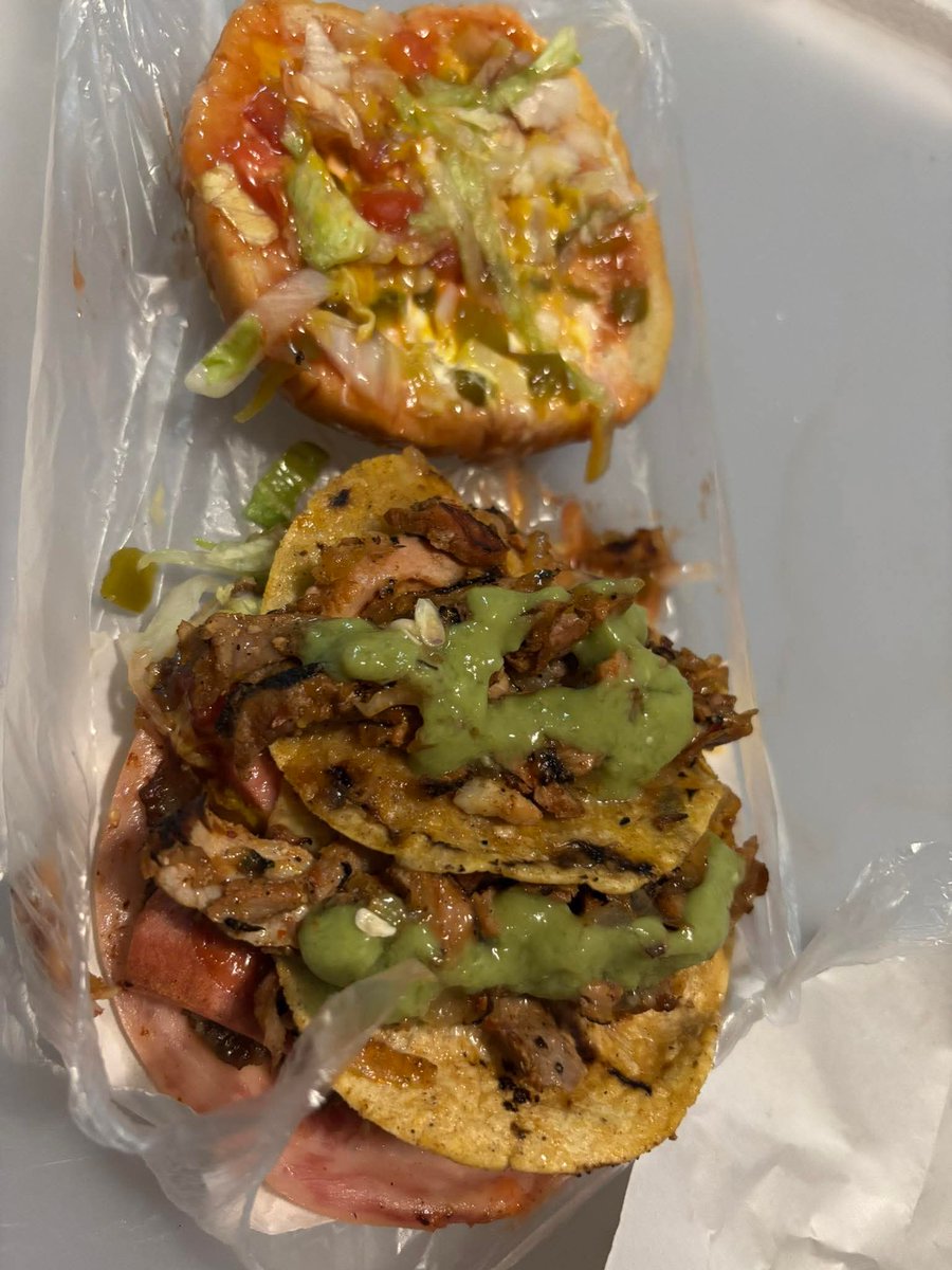 AndressaDoes's tweet image. Ir al gimnasio te da la confianza de chingarte una hamburguesa con salchicha, doble carne, tocino y un par de tacos al pastor馃槒
