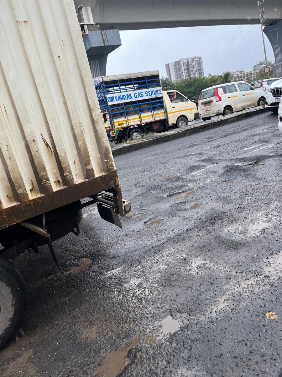 Mumbai's Vakola Flyover on Western Express highway. 🔴🚨

Potholes, repair, potholes, repair, potholes, repair, potholes. 

👉🏼 Road newly made by BMC around April 2025.
Potholes after first rain.

👉🏼 Repaired again by BMC in May 2025. Potholes after few days.

👉🏼 Repaired again