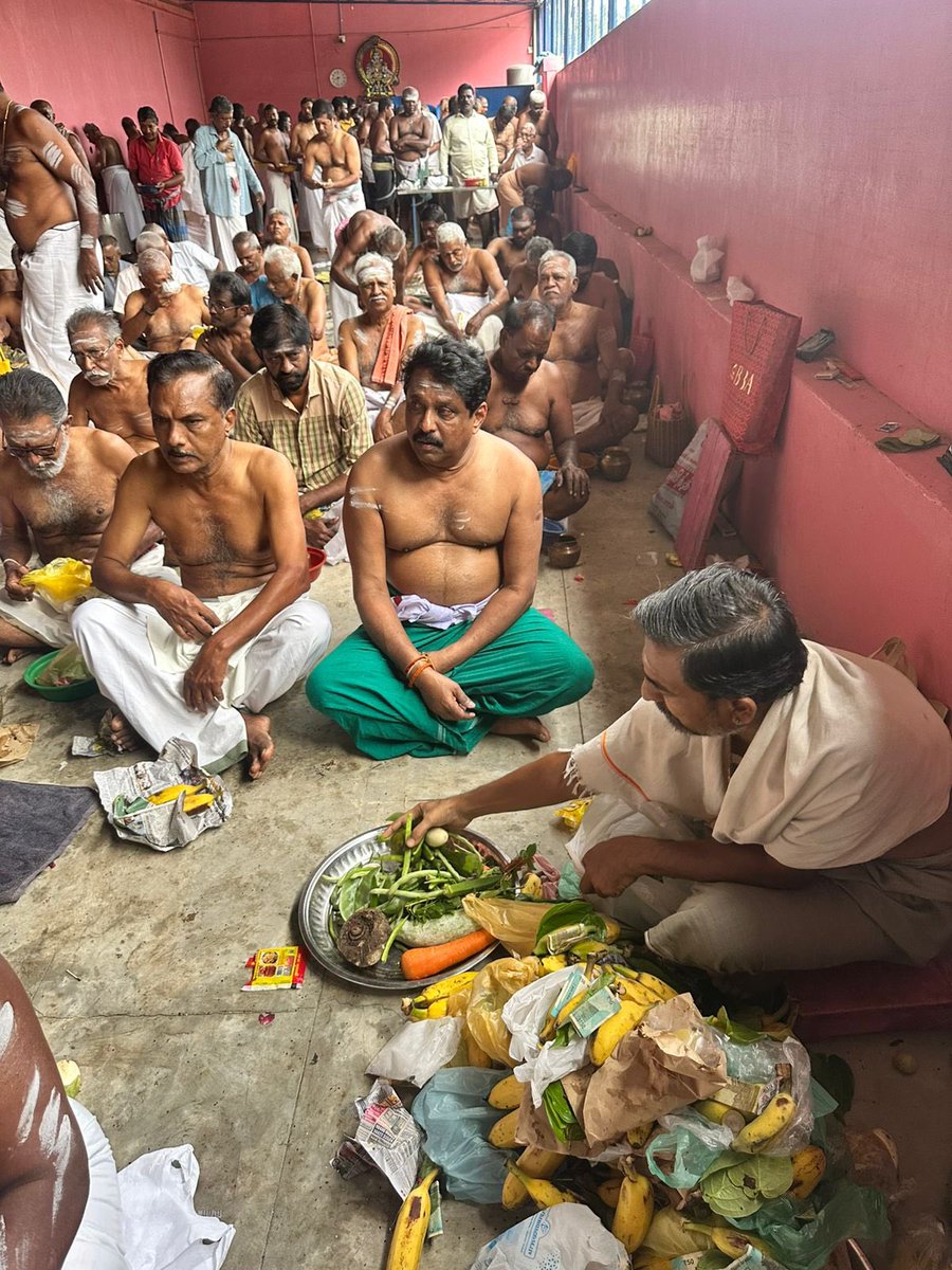 NainarBJP's tweet image. முன்னோர்கள் வழிபாட்டிற்கு சிறப்பு வாய்ந்த ஆடி அமாவாசை தினமான இன்று, திருநெல்வேலி வண்ணாரப்பேட்டை பகுதியில் உள்ள முருகன் கோயில் படித்துறையில் நடைபெற்ற சிறப்பு பூஜையில் கலந்து கொண்டு இறைவனை வழிபட்டேன்.
முன்னோர் அருள் தரும் இந்த ஆடி அமாவாசை தினத்தில், மக்களுக்கு எல்லா நலமும்…