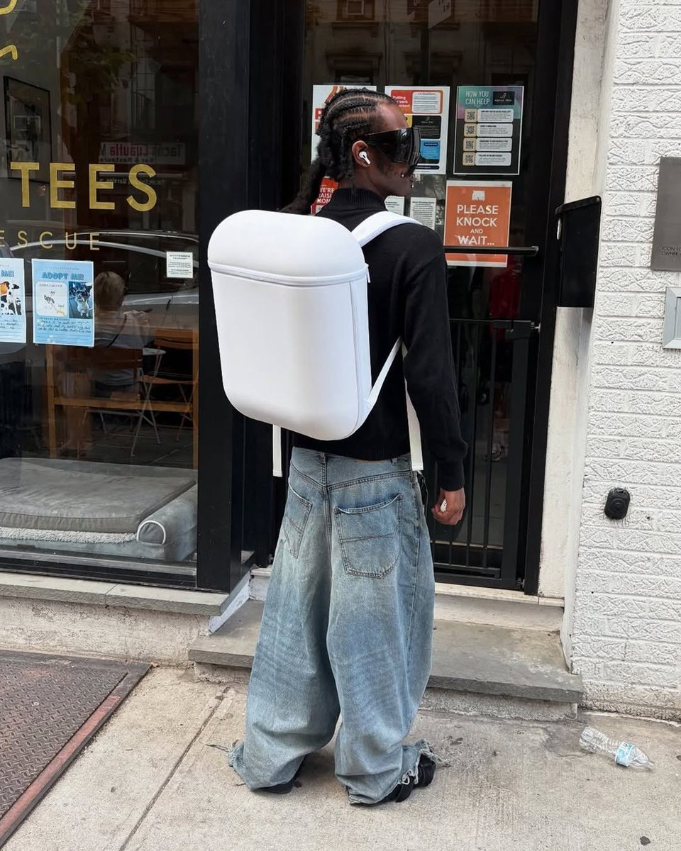 Hypebeast_JP's tweet image. Bravest Studios によって作成されたこちらは、巨大な AirPods ケース型のバックパック AIRPACK 👀
見た目のインパクトはもちろん、最大44L収納可能で、中には取り外し可能な巨大イヤーバッド型のポーチやラップトップスリーブなど機能面も抜かりなし。
Photo: Bravest Studios
