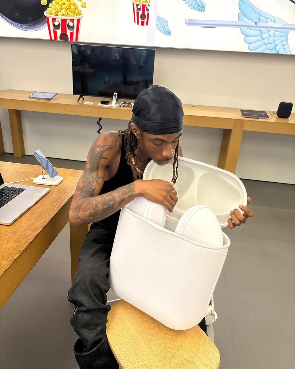 Hypebeast_JP's tweet image. Bravest Studios によって作成されたこちらは、巨大な AirPods ケース型のバックパック AIRPACK 👀
見た目のインパクトはもちろん、最大44L収納可能で、中には取り外し可能な巨大イヤーバッド型のポーチやラップトップスリーブなど機能面も抜かりなし。
Photo: Bravest Studios