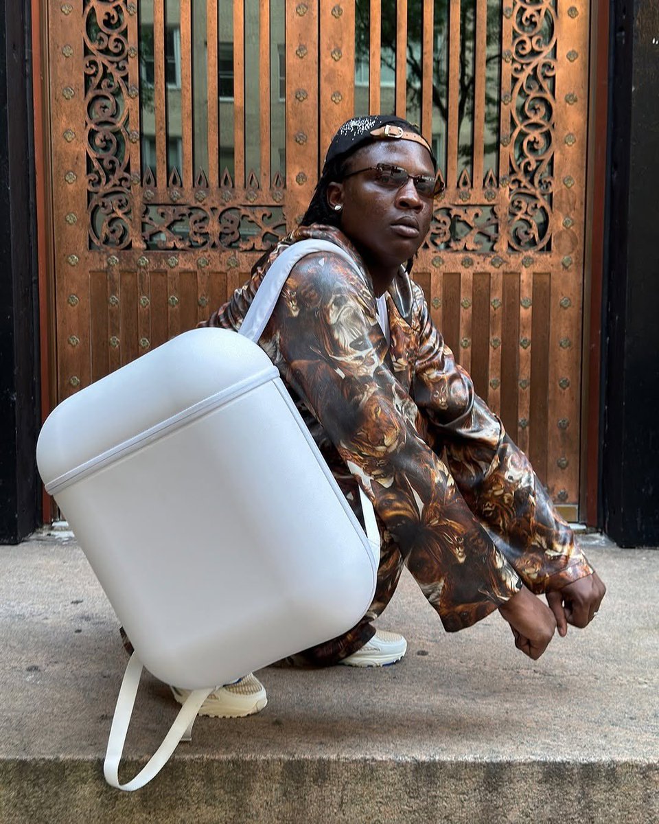 Hypebeast_JP's tweet image. Bravest Studios によって作成されたこちらは、巨大な AirPods ケース型のバックパック AIRPACK 👀
見た目のインパクトはもちろん、最大44L収納可能で、中には取り外し可能な巨大イヤーバッド型のポーチやラップトップスリーブなど機能面も抜かりなし。
Photo: Bravest Studios