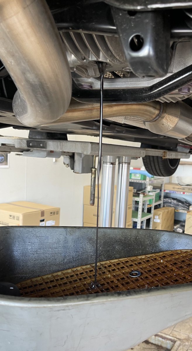 #morizo  2,500kmを超えたので油脂交換。
レクサスの基準は7,500kmとの事。
同じエンジンのGRヤリスやGRカローラは1,500kmくらいまでに交換推奨。

トランスファーはそれほど汚れ無し、デフはかなり汚れ。
ボルトにはどちらも鉄粉ゴッソリ。
エンジンオイルも汚れてたので交換して正解って事にしますw