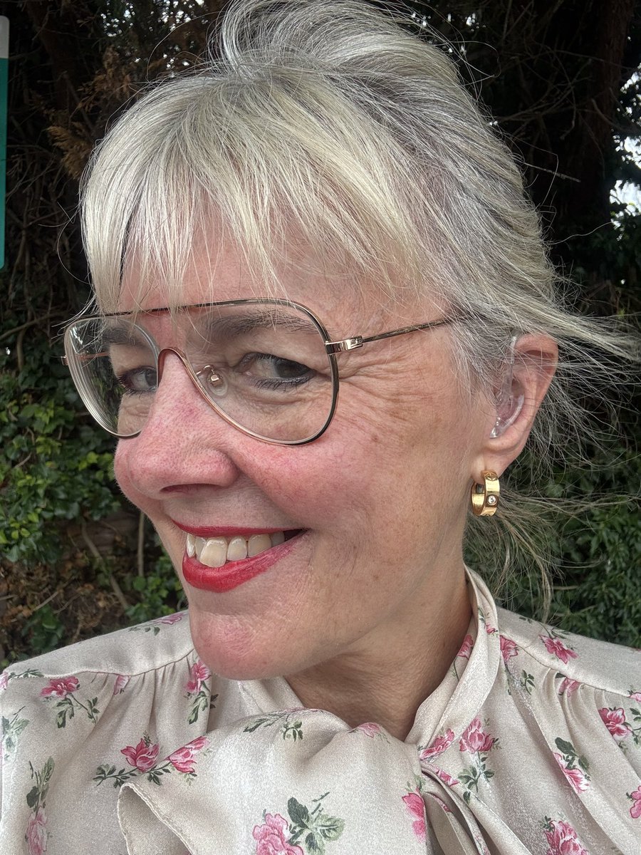 🦻🏻A different toolbox to mine🦻🏻There’s nothing embarrassing about taking care of your health. Let’s change the conversation about hearing loss. It’s a health issue and audiologists are the specialists who can help! 🧡🧠🗣️#nhs #hearinglossawareness #hearingaids #audiologist #hear