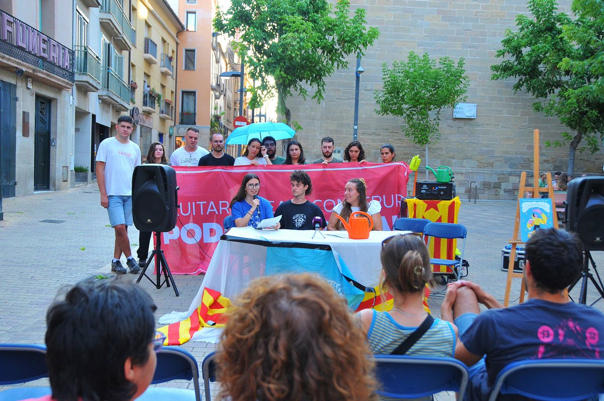 ✨ Fa una setmana vam presentar la FMA d’Igualada i amb ella el lema de la #Collanada25:

🌧️ “…i ens diuen que plou.”
Però nosaltres resistim, ens organitzem i celebrem.

💥 No tenim por de la tempesta: hem après a ballar-hi dins.

Fotos: Manel Marimon i Gomis