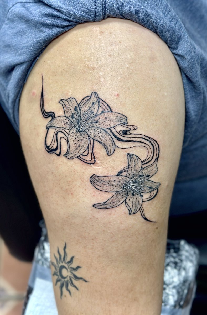 chechee__'s tweet image. Touched up these Lillie’s and added some abstract swirls with little bit of detail