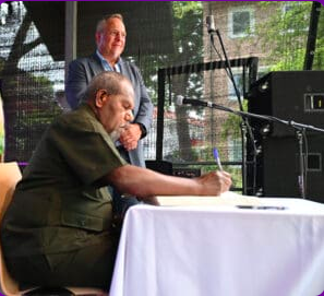 GermanyInOz's tweet image. 🇵🇬🤝🇩🇪 #PNG50 🎂 at #MissionEineWelt! 🌍⛪
A special celebration at #Neuendettelsau honoured the 139 year old bond 🤝 between the Evangelical Lutheran Churches in Bavaria & PNG — with Bishop Jack Urame and Governor-General Sir Bob Dadae as special guests.
© Thomas Naegel