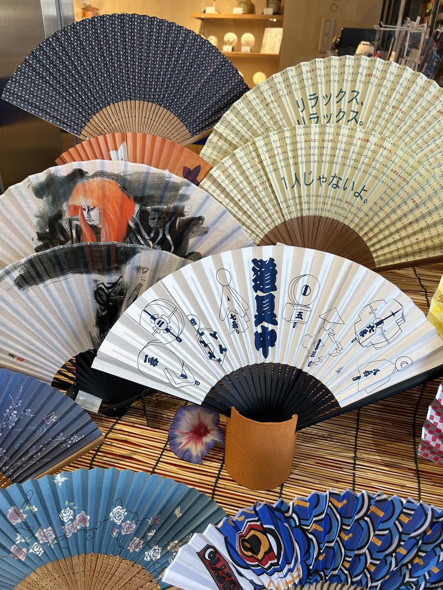 ystk_official's tweet image. 【浅草橋本店】
　夏本番ですね☀️葛飾を皮切りに花火大会　　🎆が夜毎開催されす。扇子🪭を持って花火大会に出掛けましょう❣️店頭では10%オフSALEを開催中です。1,100円〜
　暑さ対策して楽しい夏休みをお過ごしください😉　
#浅草橋　#扇子　#隅田川　#江戸川　#花火　#納涼　#カキ氷　＃インコ