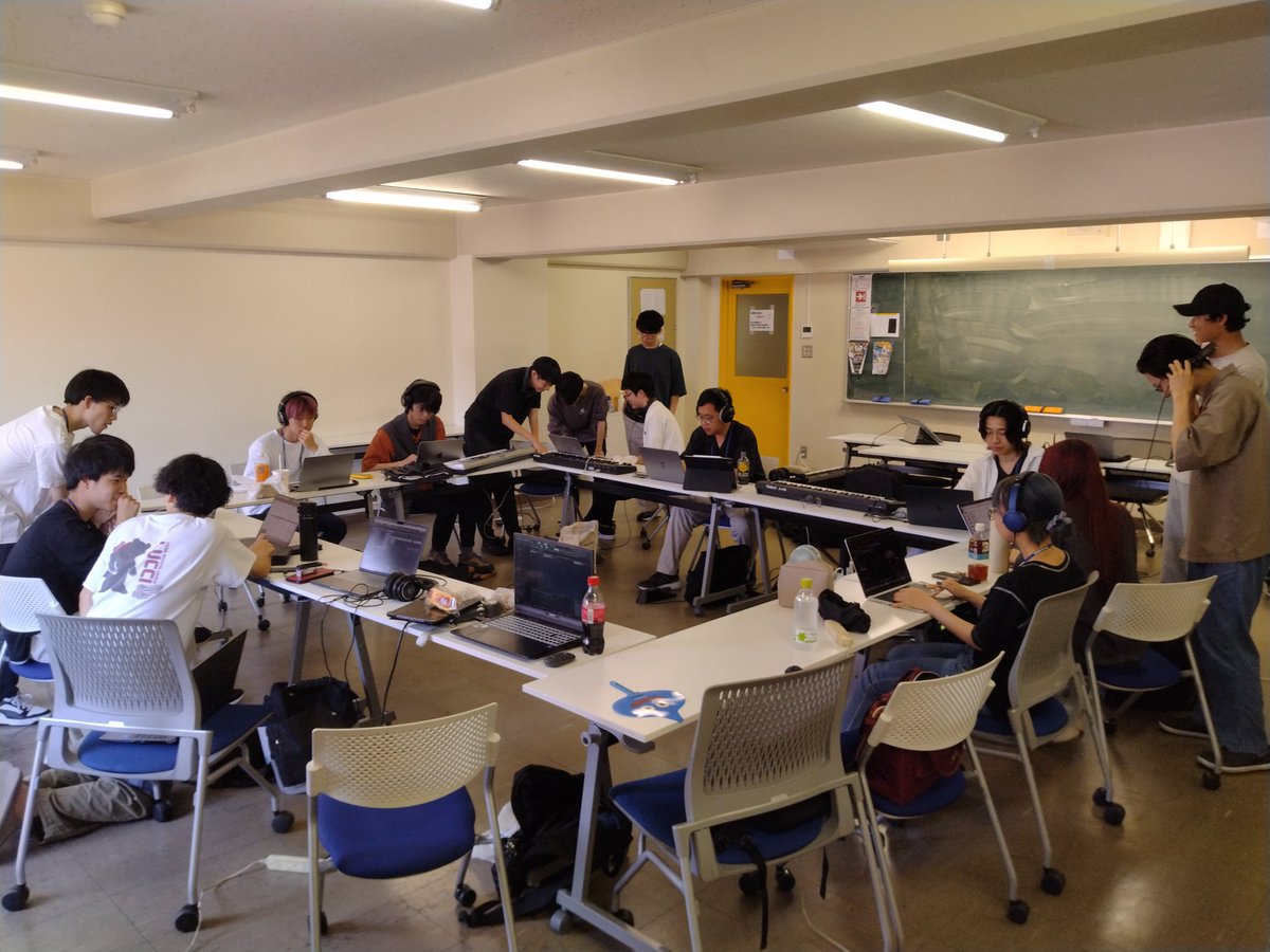 ゲームソフト分野が開催しているGameJamにサウンドクリエイト有志が音源制作で参加中🎮️
サウンドの作業教室は、打ち合わせや試聴などで賑やかです✨️
プログラムの学生がいなくなると、一転制作に集中して静かになります…！