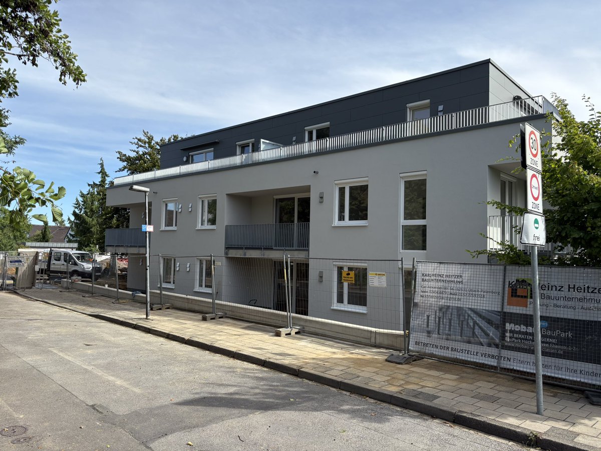 AndreasCarduck's tweet photo. #LEA1 Baufortschritt bei der Lebenshilfe Aachen e.V. 
📍 Adenauerallee 116 / Am Römerhof, Aachen. Die Hausanschlüsse inklusive aller Tief- und Straßenbauarbeiten sind erfolgreich abgeschlossen! Auch die Winkelstützmauer entlang der Straße ist fertiggestellt - ein wichtiger Meilenstein ist geschafft. 

Nun beginnt der Feinschliff: Die Außenanlage nimmt Form an! 
Geplant sind:
- Barrierefreie Zuwegungen und Parkplätze
- Schöne Terrassen zum Verweilen
- Begegnungsräume als inklusive Freiflächen
- Wege und liebevoll gestaltete Beetflächen 🌱🐝

Wir freuen uns darauf, bald einen einladenden, inklusiven und barrierefreien Außenbereich für die Menschen zu schaffen. #barrierefrei #wohnen #bauleitung #esistnormalverschiedenzusein
