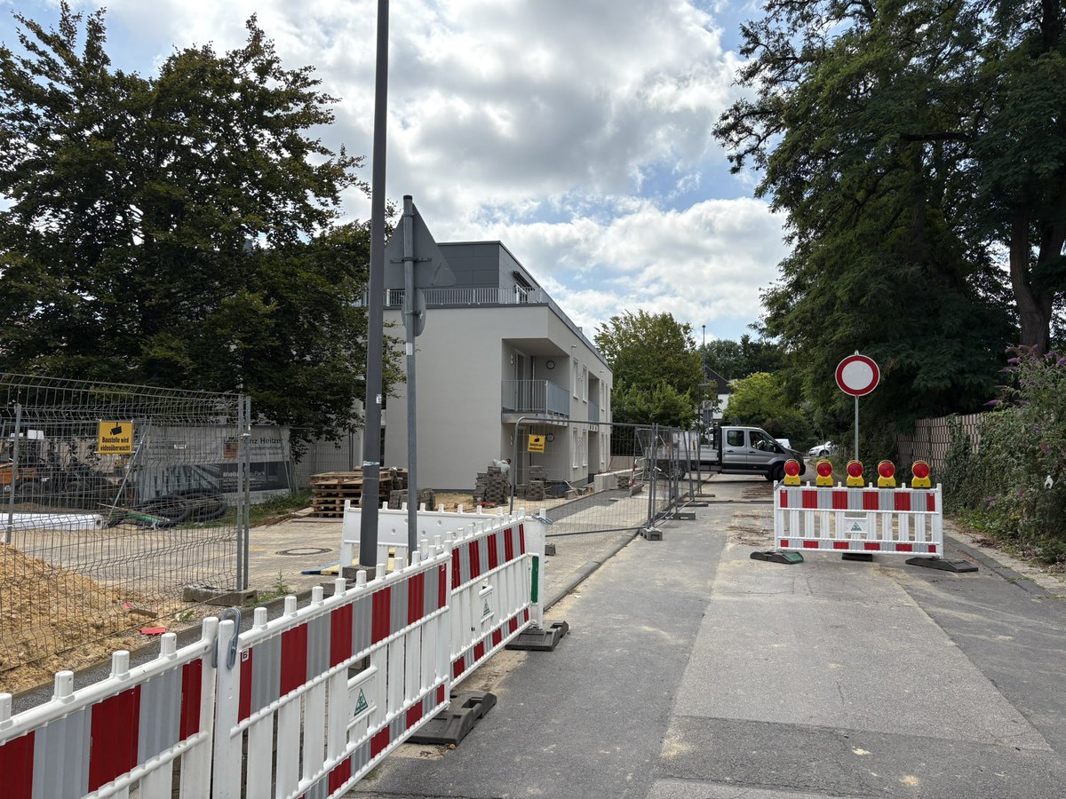 #LEA1 Baufortschritt bei der Lebenshilfe Aachen e.V. 
📍 Adenauerallee 116 / Am Römerhof, Aachen. Die Hausanschlüsse inklusive aller Tief- und Straßenbauarbeiten sind erfolgreich abgeschlossen! Auch die Winkelstützmauer entlang der Straße ist fertiggestellt - ein wichtiger