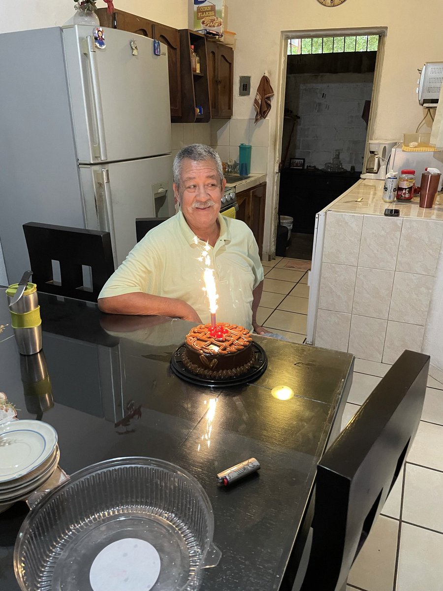 zu_emi's tweet photo. Ahora solo me quedaré con todas esas historias que me contabas mientras te tomabas tu café de la tarde sentado en patio y los buenos recuerdos, Abuelo❤️ https://t.co/xEG04AWwM3