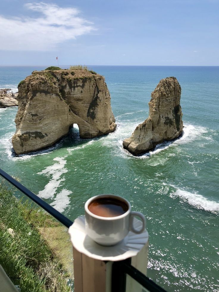 BeirutPhoto23's tweet image. مع مين عبالك تشرب قهوة ع الروشة؟؟
#صباح_الخير