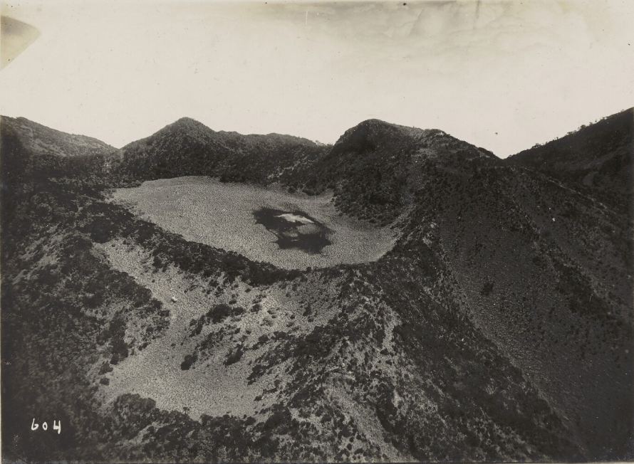 malikarrahiem's tweet photo. Mendaki Gunung Lawu tahun 1838. 

Ternyata Gunung Lawu sudah angker dari dulu. Junghuhn yang gak percaya takhayul kena getahnya juga. Gimana ceritanya? Apa yang dia lihat dan rasakan di sana? 

A thread

Foto: Wereldmuseum https://t.co/aBZaMEsAjo