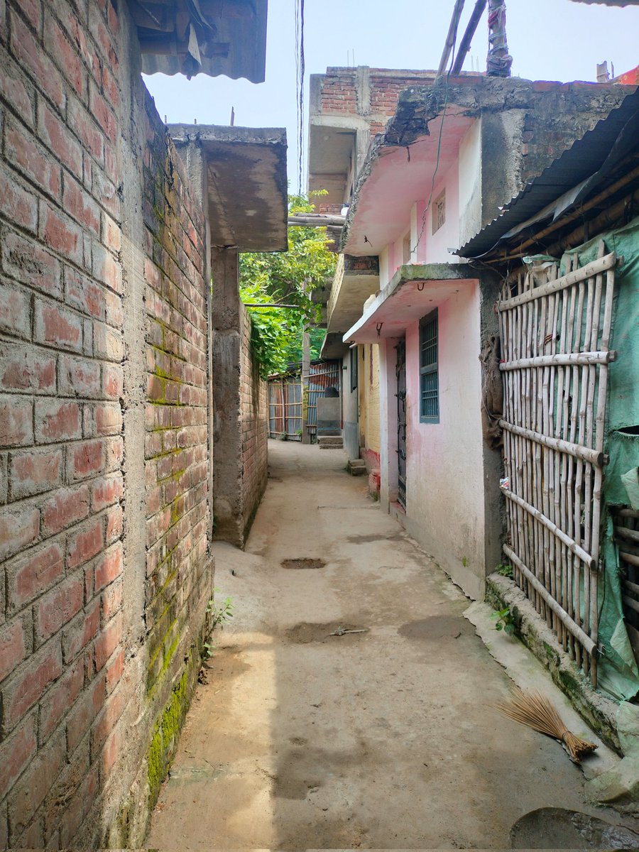 MukAn_X's tweet image. इसी गली में मेरा बचपन उगा है...
धूप में तपकर, बारिश में भीगकर, और मोहब्बत में पका है। जहां दीवारें पक्की भले न हों, लेकिन रिश्ते आज भी पत्थर से भी मजबूत हैं।
यहां हर दरवाज़ा मेरा है। भूख लगे तो सोचने की ज़रूरत नहीं पड़ती ,चाची की रसोई से बड़की माय की थाली तक, हर घर माँ जैसा है।…