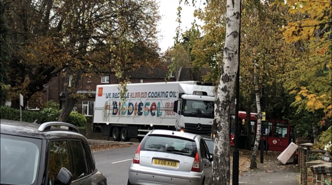 After the removal of the West Dulwich #LTN, drivers of all vehicles can again turn right into Dalmore Rd 😐

They cross a cycle lane and pedestrians crossing the t-junction. Sight lines are poor when congested, putting vulnerable road users at risk 😔

Bring back a bigger LTN💚