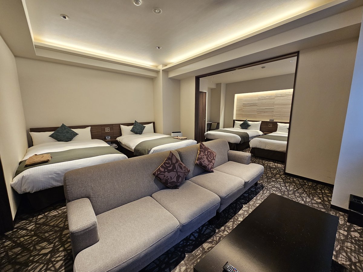 【ホテルグランヴェール旧軽井沢お部屋紹介】館内でも上位人気を誇る「デラックスフォースルーム」には、Refaのドライヤーをご用意💓47㎡の広さで定員4名様の快適性♪
ベッドも四台ございますので、親子でもグループでも安心してお眠りいただけます😊

ぜひ、ご予約下さいませ🥰

#ホテル
#軽井沢