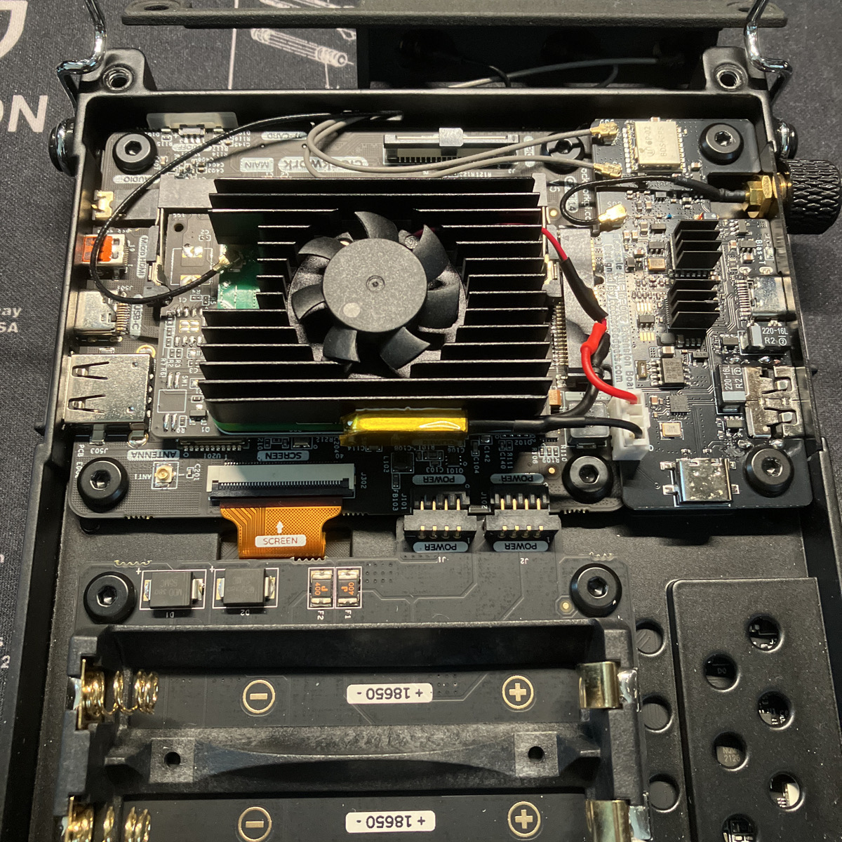 Ryo3JP's tweet image. Raspberry Pi CM5用アクティブクーラーが届いたので、uConsoleに内蔵。 
電源（+5V）はAIO拡張ボードの内部USB端子から取り、サーモスタットでファンのOn/Off制御…負荷を掛けて温度が上がると始動・閾値を切ると停止する。  
内部に余裕が出来たのでRTL-SDR関連チップにヒートシンクを装着。