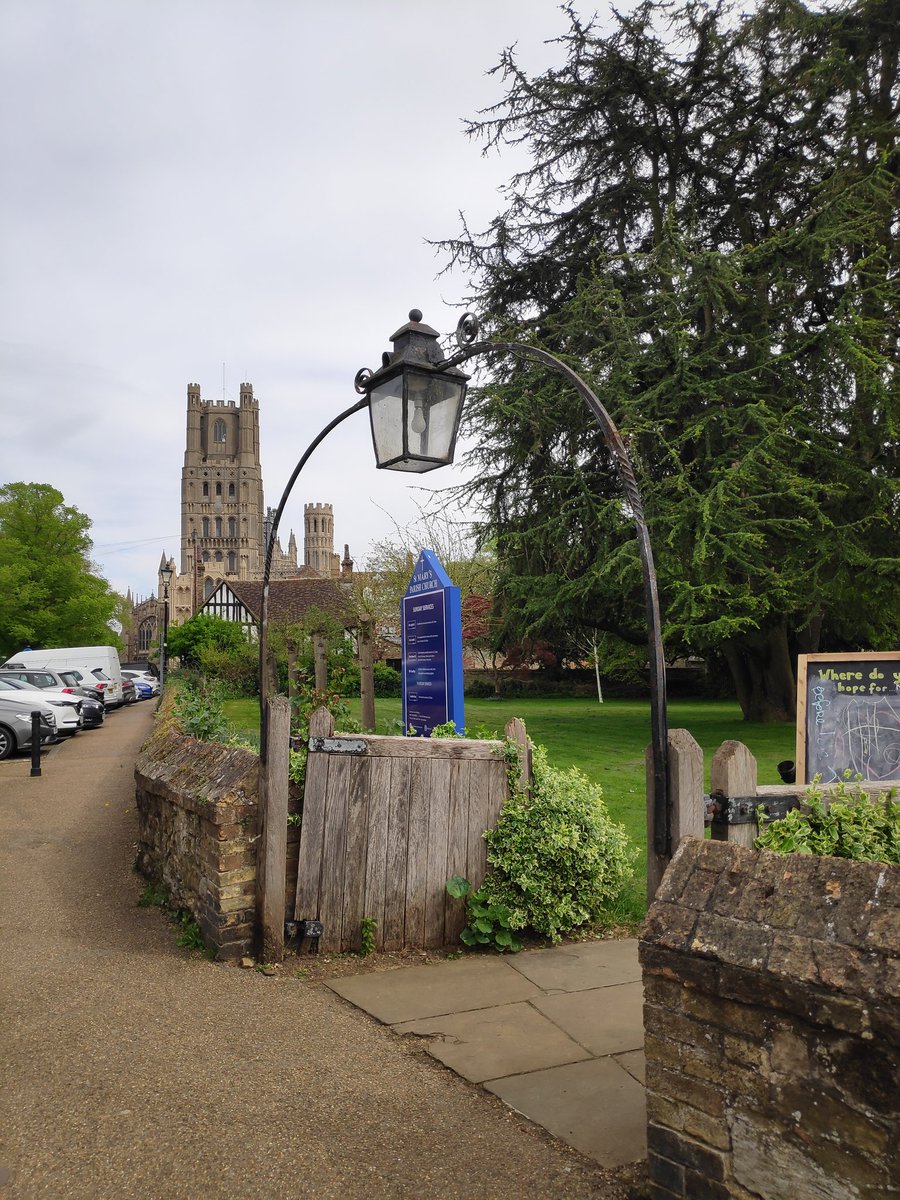 barry_wizard's tweet image. St Mary&apos;s, Ely with the cathedral in the background 

#thursgate #lovegate