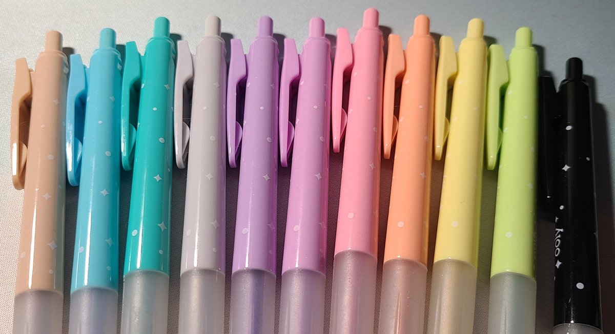LBRCloud's tweet image. HI
I feel like doodling, drop your OC here and I might draw them with my (very limited color) glitter pens!!