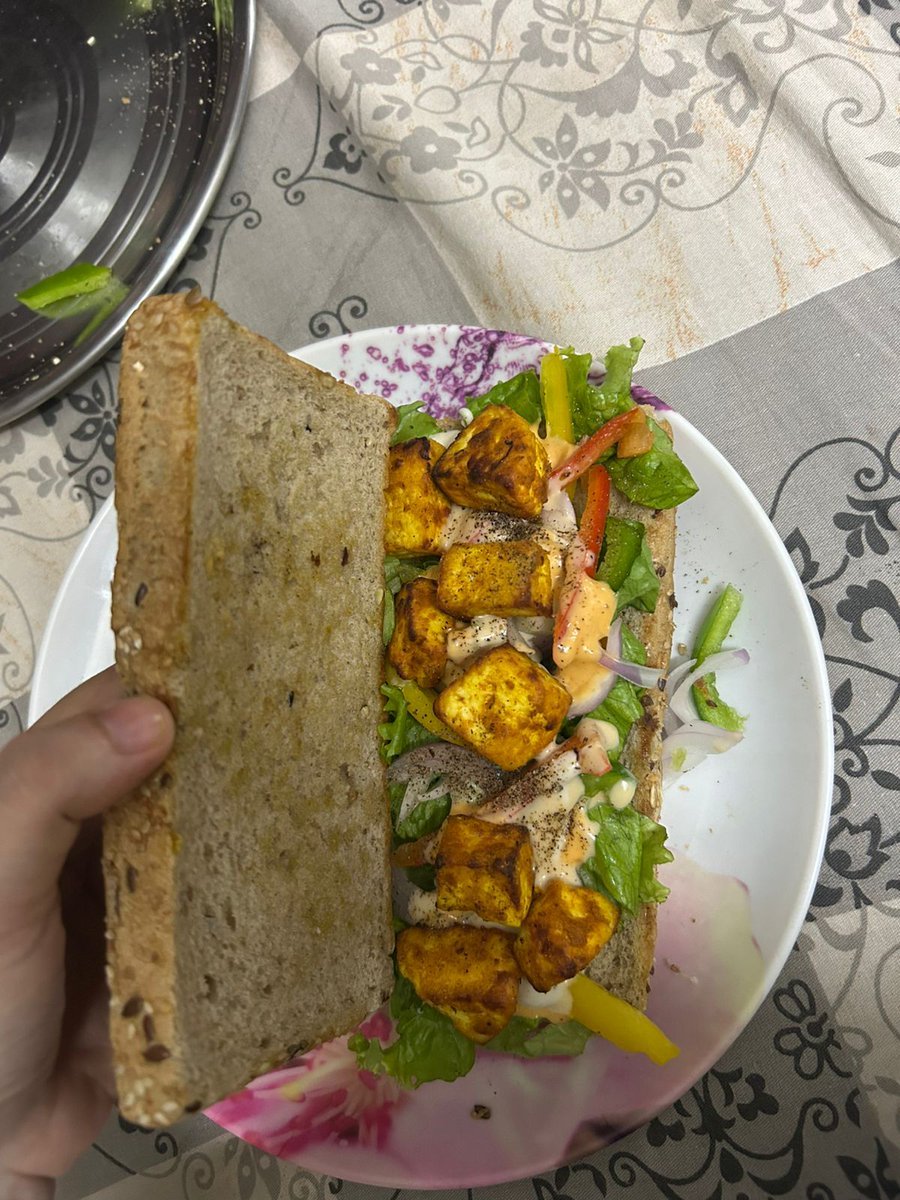 OneAbhishekJain's tweet image. Home made paneer sub.

&amp;gt;Low fat sauces
&amp;gt;Lots of veggies 
&amp;gt;Paneer tikka air fried 
&amp;gt;Bread lightly toasted 

Tastes too good.