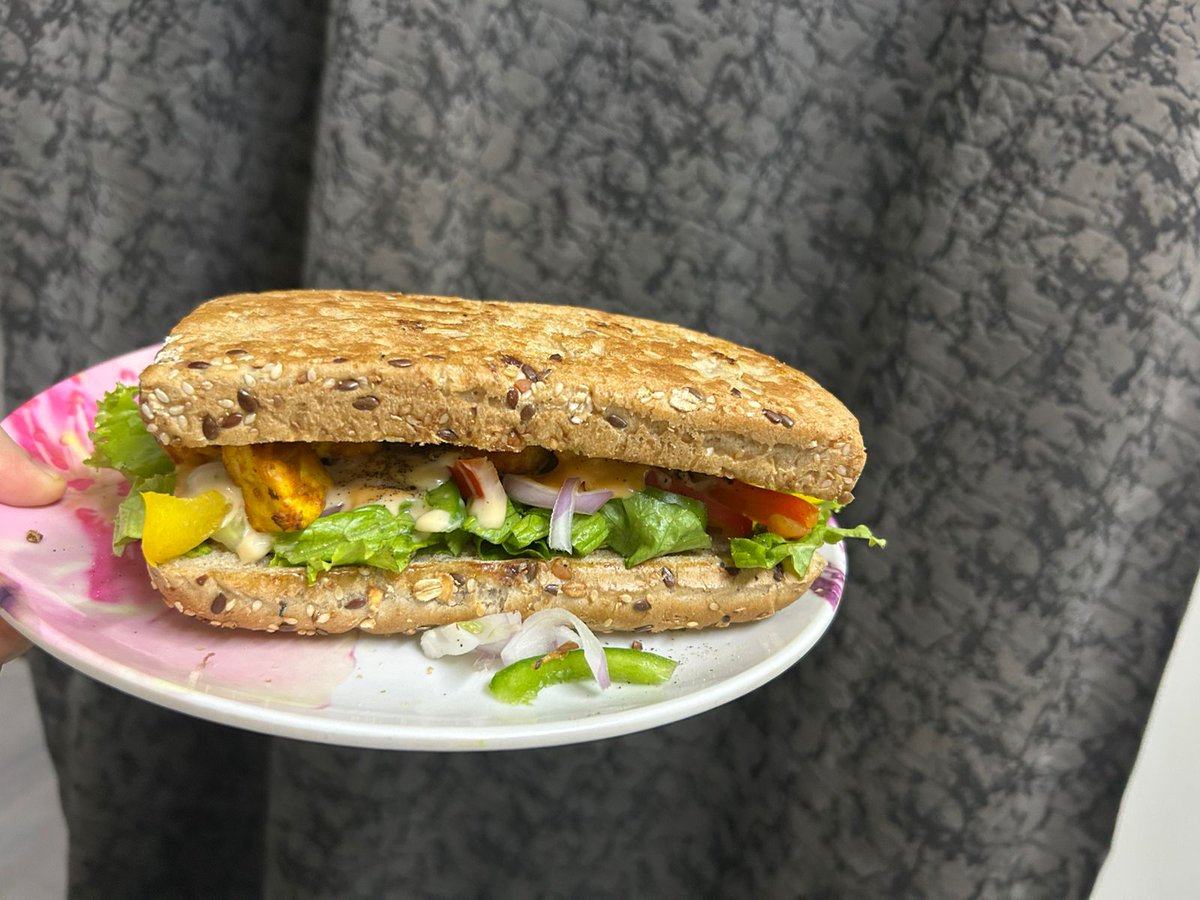 OneAbhishekJain's tweet image. Home made paneer sub.

&amp;gt;Low fat sauces
&amp;gt;Lots of veggies 
&amp;gt;Paneer tikka air fried 
&amp;gt;Bread lightly toasted 

Tastes too good.
