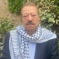 خرج علينا عبد الباري عطوان، ذيل الإعلام المأجور، يرقص في حفلةٍ تافهة كأنه يرقص على أشلاء الشهداء! 
مشهد قذر لا يليق إلا بمنافقٍ سافل باع قلمه في مزاد النفاق السياسي.

عبد الباري عطوان، الذي طالما تاجر بقضية فلسطين في الفضائيات، يتقيّأ شعارات المقاومة وهو يرتدي بدلة النفاق،