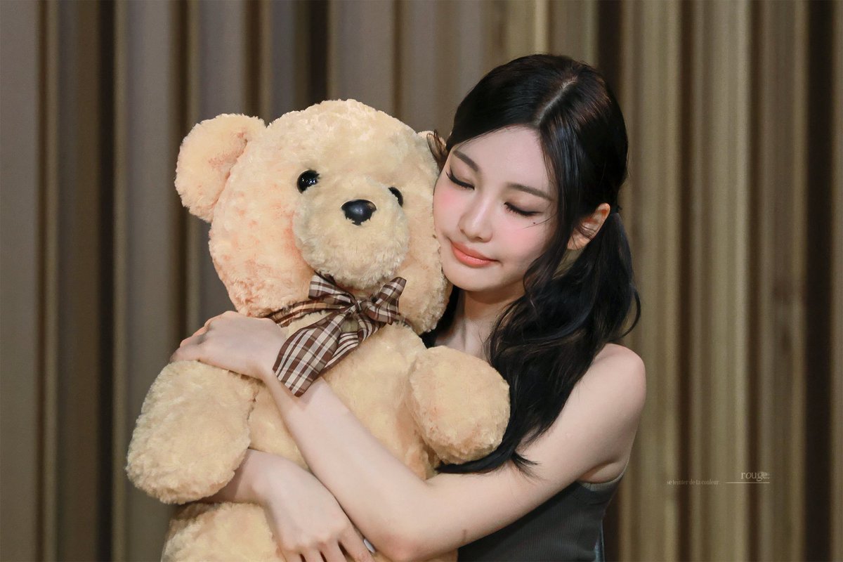 ningiyning's tweet photo. kalau daddy belum pulang tapi udah kangen, jadi nya peyuk boneka dulu🥺😔 https://t.co/9WXR22NYgC