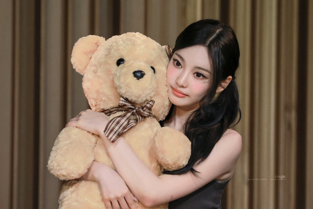 ningiyning's tweet photo. kalau daddy belum pulang tapi udah kangen, jadi nya peyuk boneka dulu🥺😔 https://t.co/9WXR22NYgC