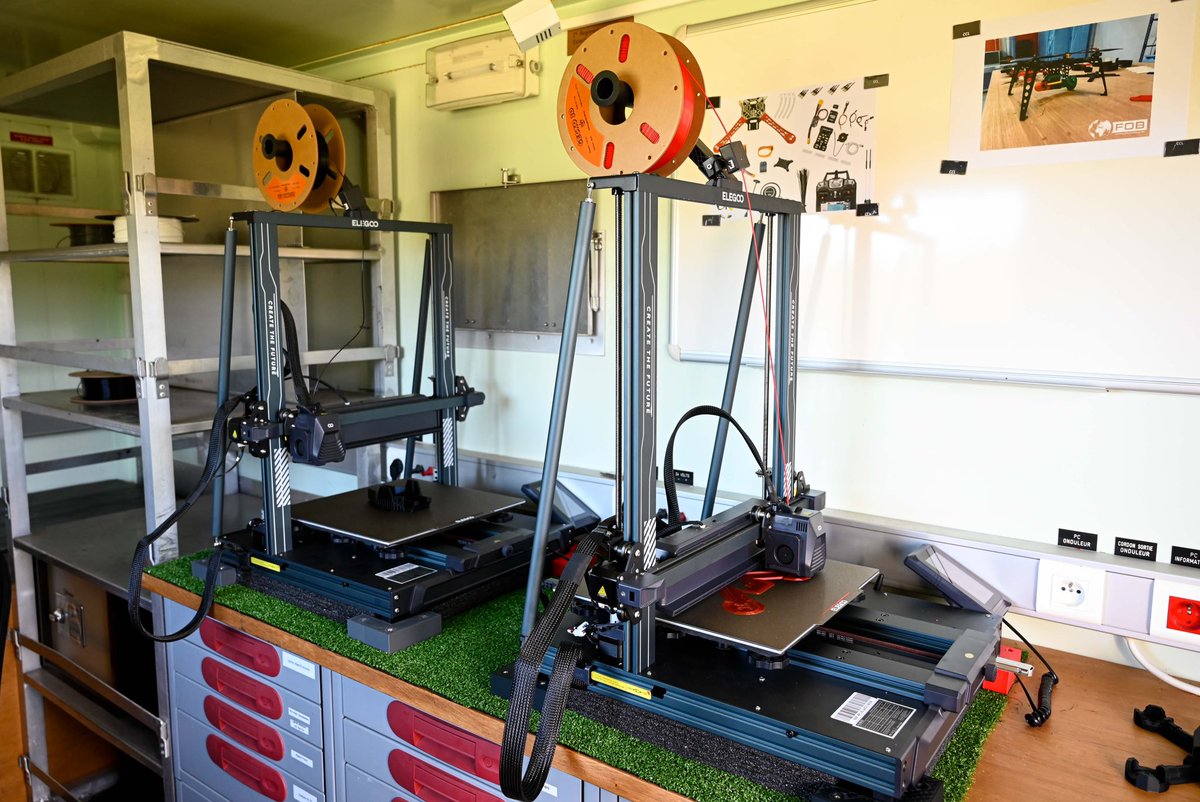 ADT de Combat
Entraînement Tactique Drone OMe
Innovation Drone

Atelier de réparation et de fabrication de drones au plus près des unités de combat.
Réparation, assemblage, impression 3D sur le terrain.
#InnovationDéfense #RIMAPNC #Drone #3Dprinting #ArméeDeTerre