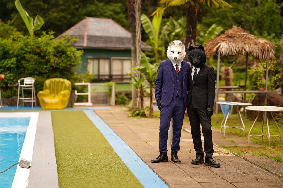 スーツ暑い…🥵  プール入りたい…🐺🐺🐾🏝️✨
#アルバスキー
#城山スタジオ 
#創造トリアノン