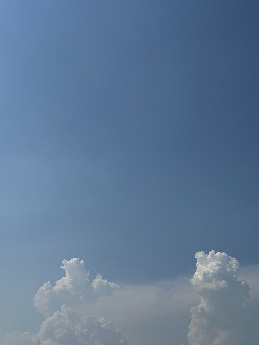 miko0296's tweet image. みなさんこんにちは😃
本当に暑いので
溶けてしまいそうです☀️💦
夏らしい雲が出ていたので
撮ってみました☁️

#いまそら