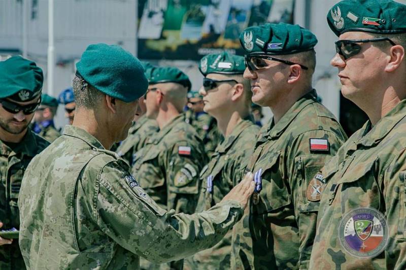 DowOperSZ's tweet image. 🎖 Medal Parade LI zmiany #PKWKFOR 🇵🇱🇽🇰
W bazie Camp Novo Selo w Republice Kosowa odbyła się uroczysta ceremonia wręczenia medali, w której uczestniczył Zastępca Dowódcy misji @NATO_KFOR , gen. bryg. Cahita Iricana.
Podczas uroczystości żołnierze LI zmiany Polskiego…