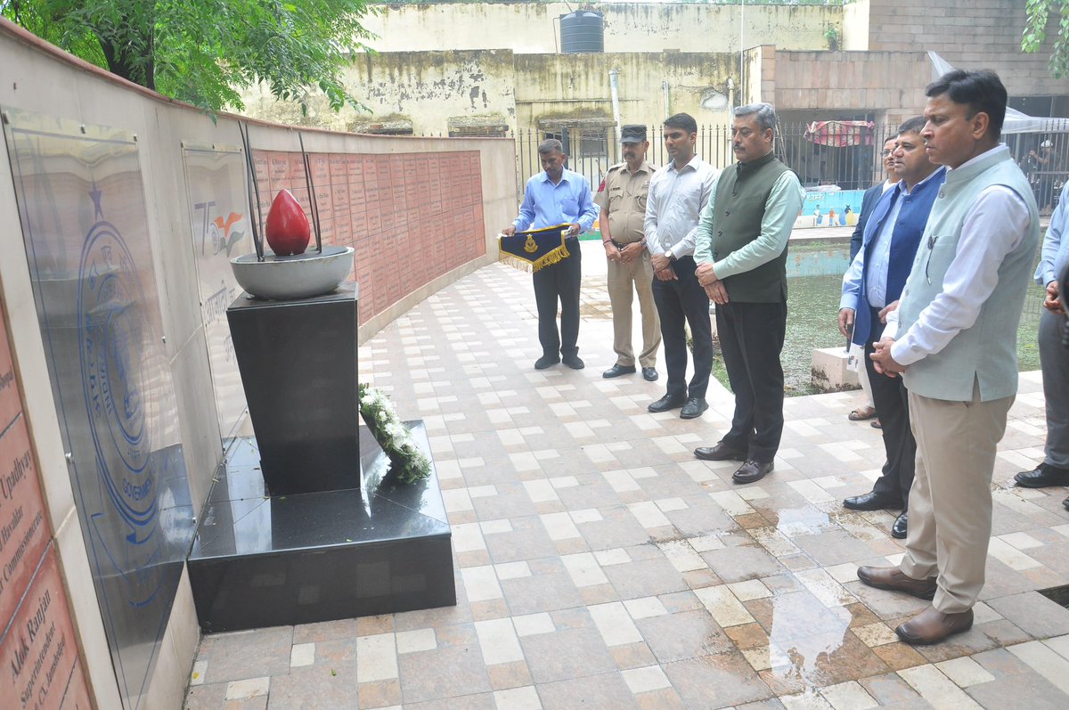 Shri Surjit Bhujabal, Special Secretary &amp;Member( Customs) along with Chief Commissioner, Delhi Customs (Preventive), Shri Sanjay Gupta, paid homage to the supreme sacrifice of 200 Indian Customs officials who lost their lives in the line of duty during the COVID-19 pandemic.

The